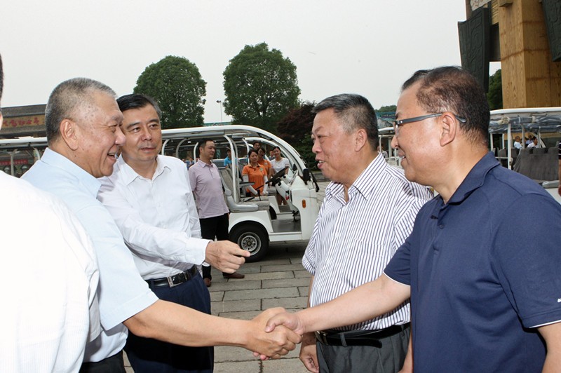 全国政协副主席何厚铧率团考察春秋淹城旅游区