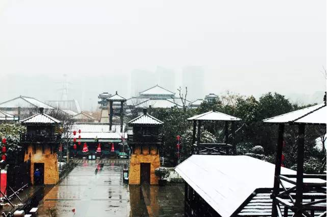 最寒冷的冬天又何妨 淹城员工通宵扫雪除冰保证游客游玩