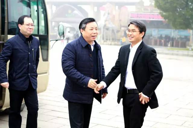 武进区戴士福区长给春秋乐园员工送来新春问候