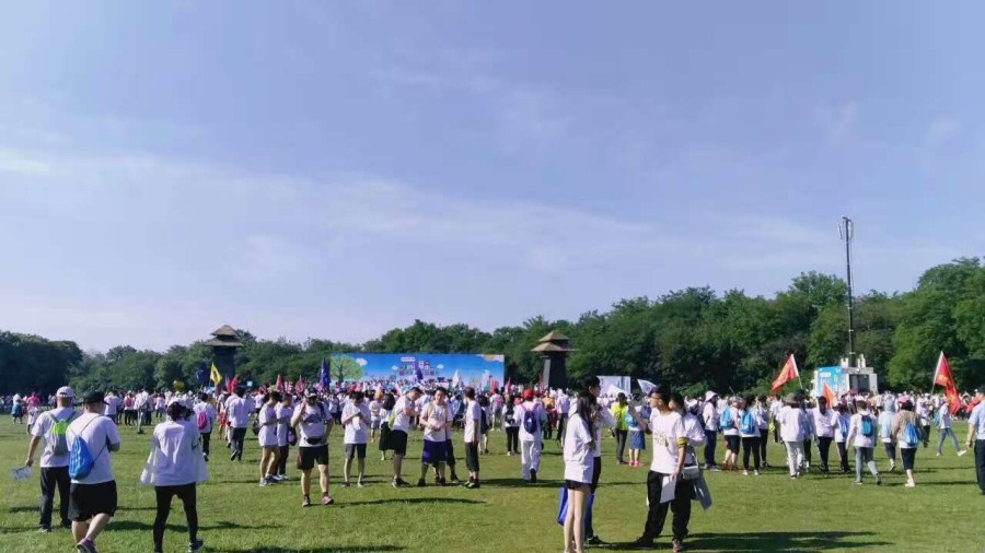 一袋牛奶的暴走 一场公益的“赌约”