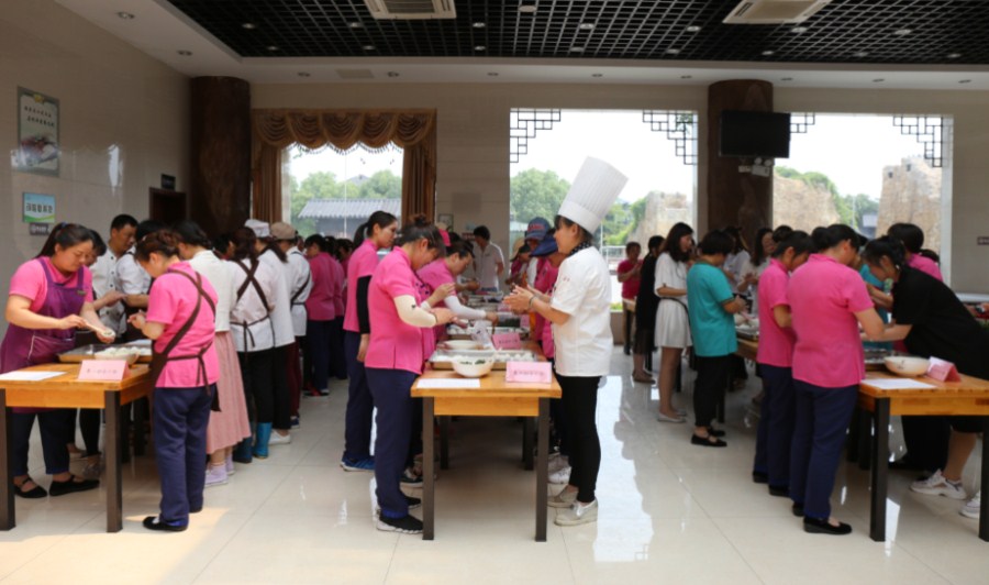 “包手工汤团品淹城滋味 聚团结力量”