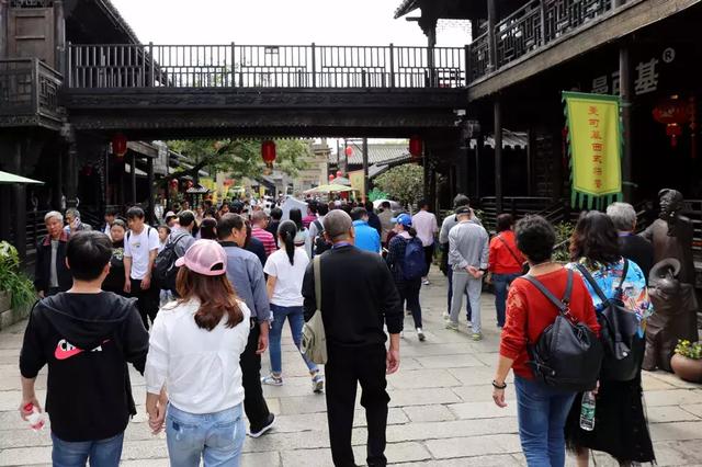 同样的人山人海，不同人眼里有着不一样的风景