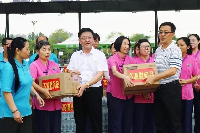 高温慰问送清凉 情系一线沁人心