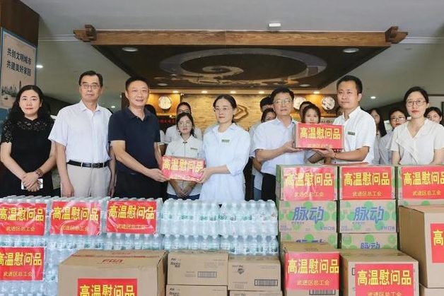 武进区总工会慰问春秋淹城旅游区高温一线职工