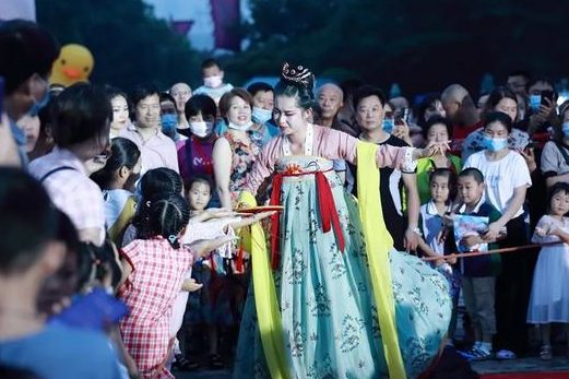 “天上的街市”落淹城 烟火气托起城市幸福感