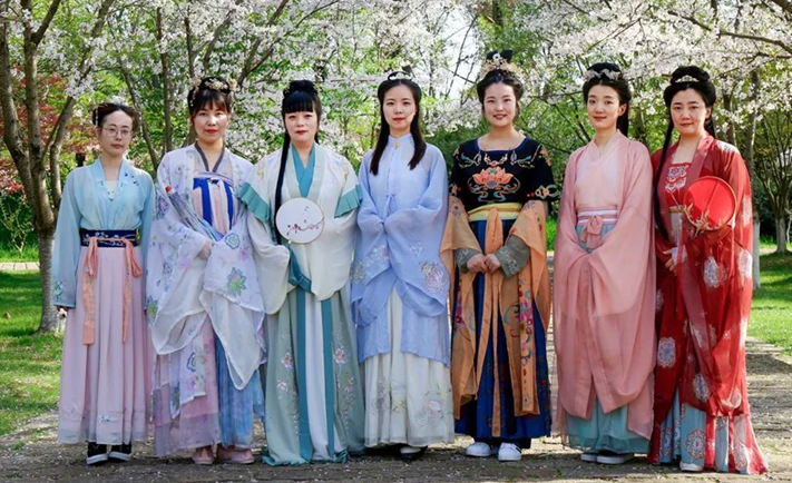 淹城巾帼一笑开 踏青赏樱春正浓