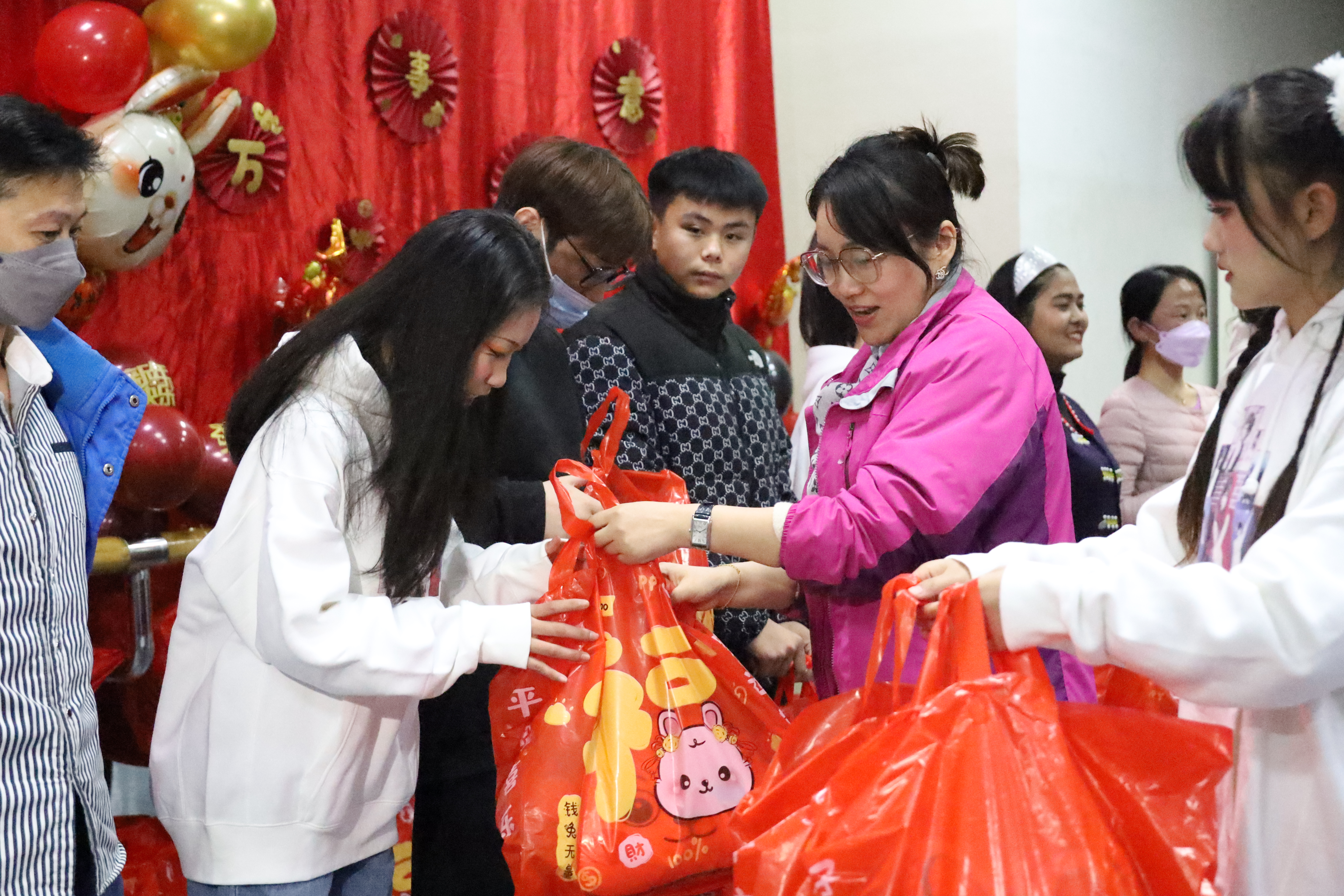 春秋淹城旅游区开展“工会送福，暖在身边”慰问活动