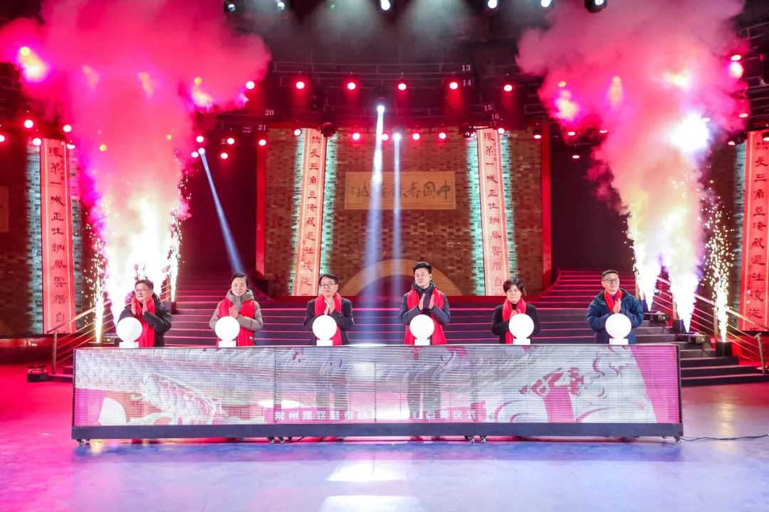 城门挂春联，亮灯迎龙年