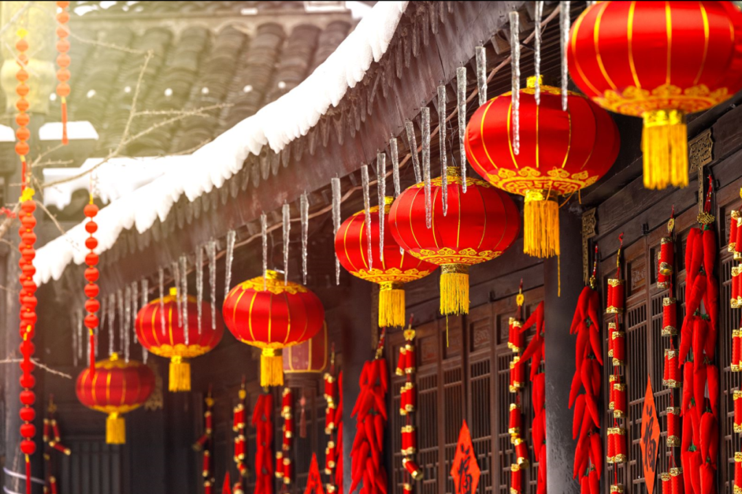 古城雪巷、鱼灯巡游、篝火狂欢，新的一年，仪式感拉满…