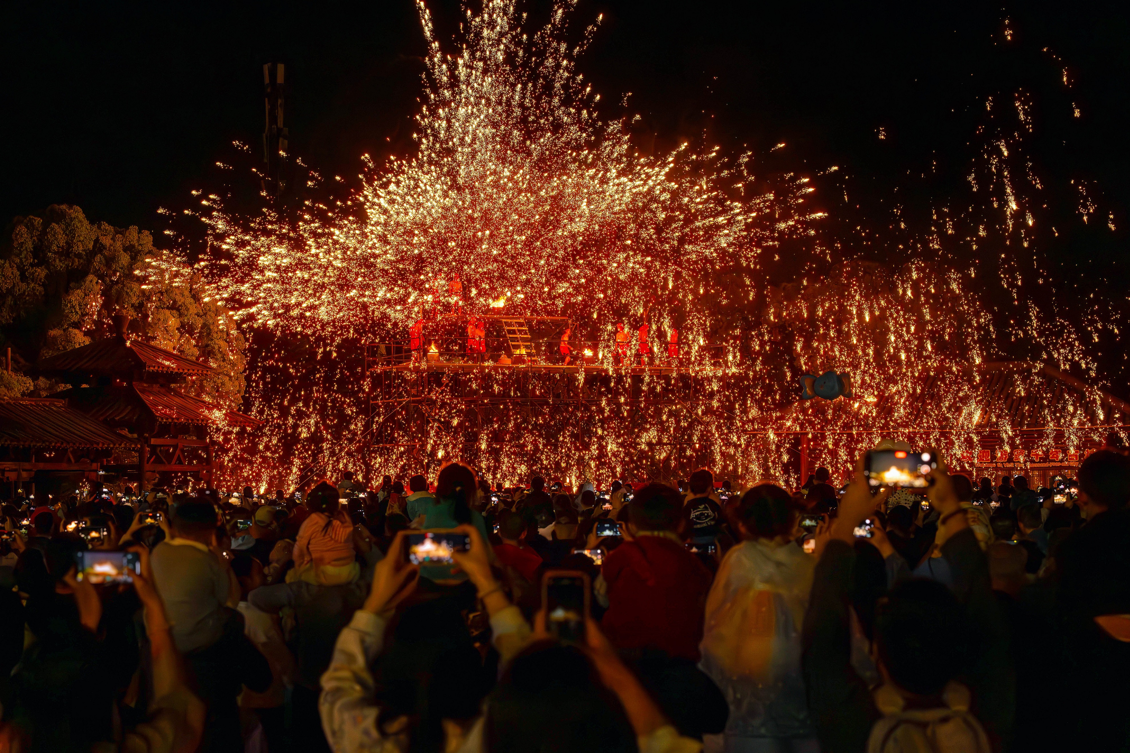 非遗火舞狂欢引爆全场丨相约春秋淹城 乐享“古城百戏火焰节”